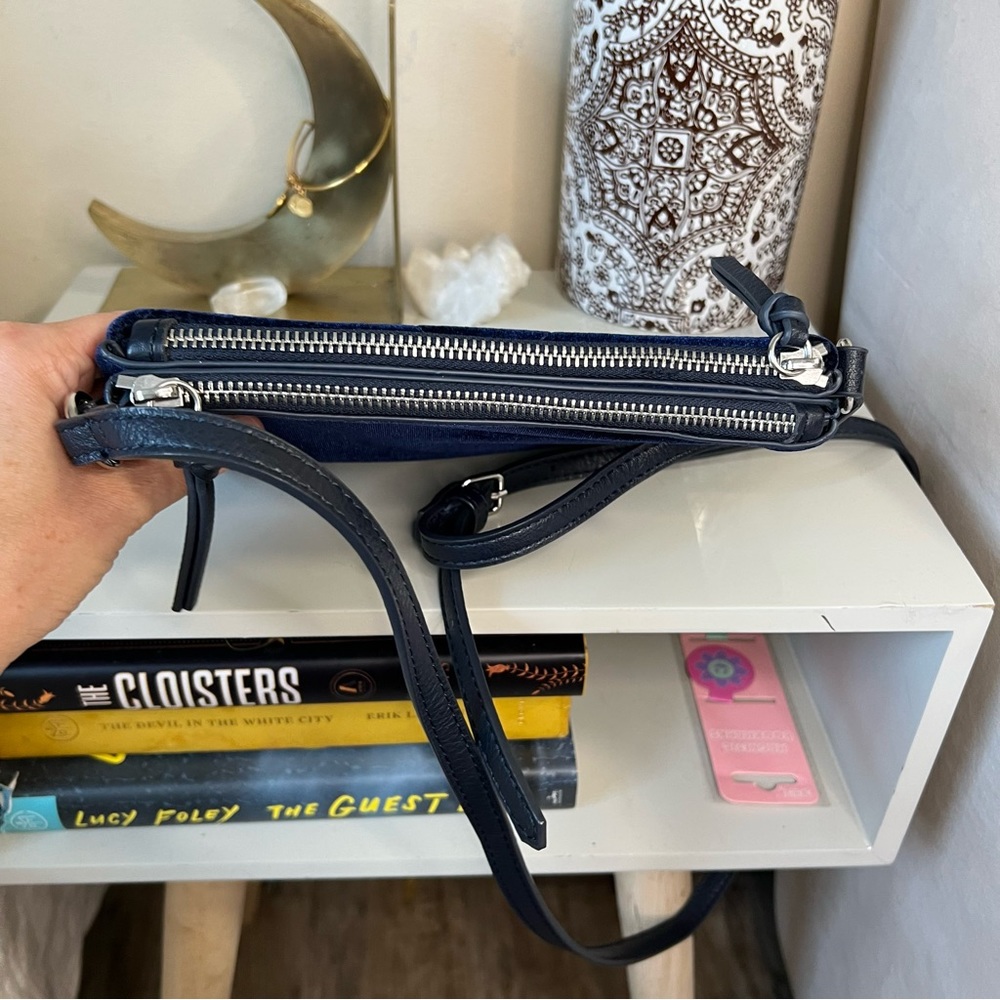 ⭐️3/$20 Old Navy blue velvet crossbody chevron quilted purse - Picture 4 of 9